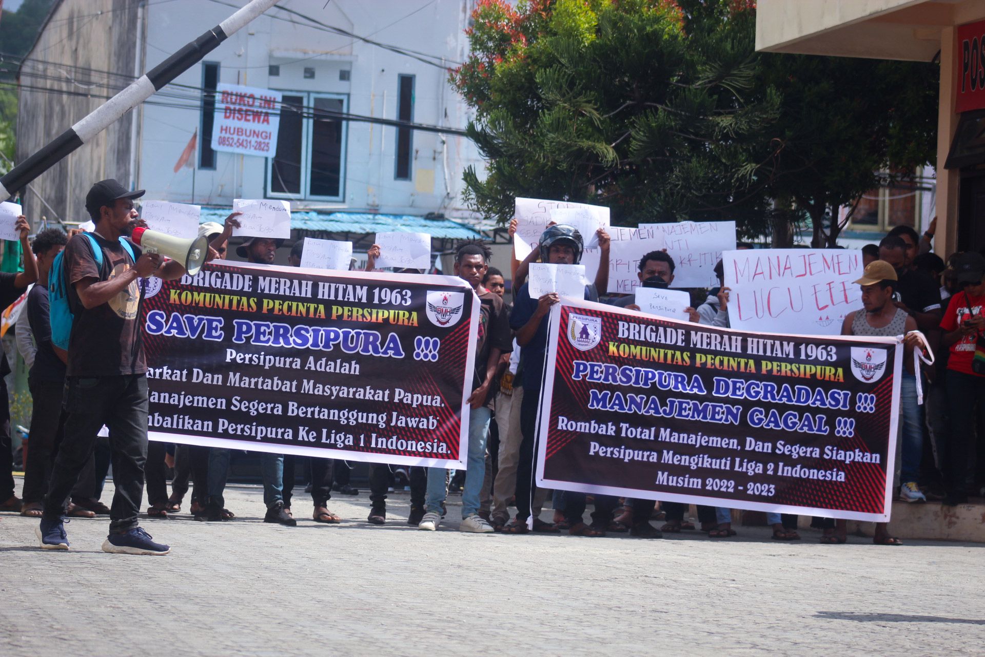 Para suporter Persipuramania ketika berorasi didepan pintu masuk Gor Waringin, Jumat 27 Mei 2022 ( PORTAL PAPUA )