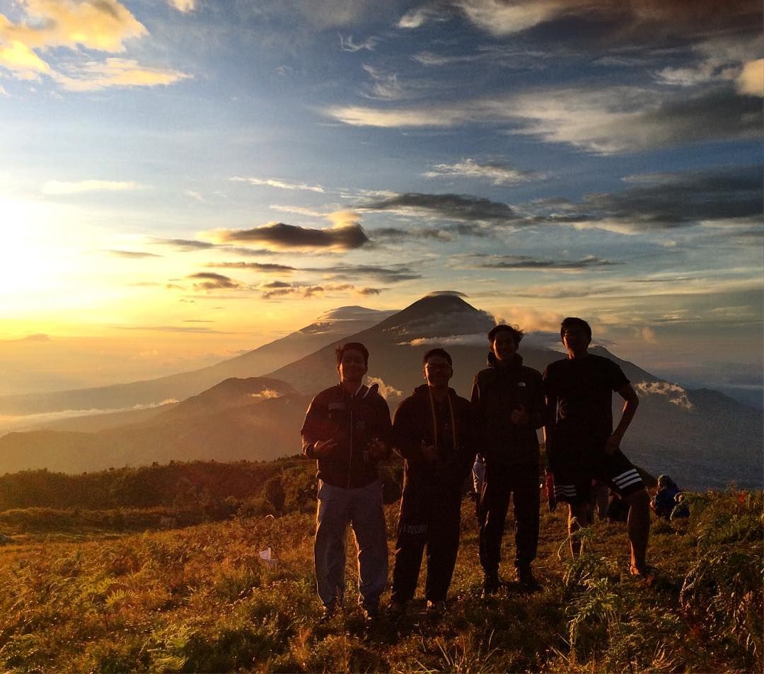 Eril Anak Ridwan Kamil bersama teman-temannya di Puncak Gunung Prau.