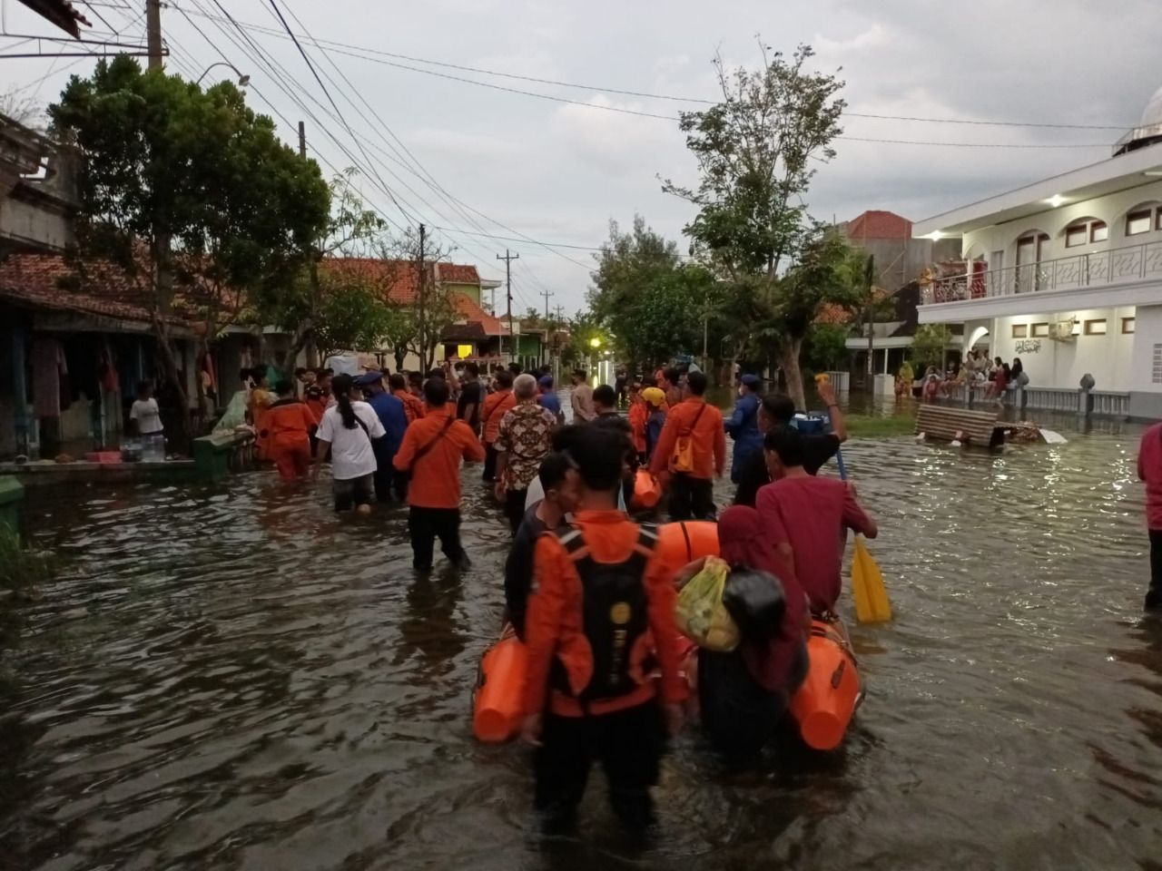 Banjir rob dan gelombang pasang landa sepanjang pantura Jawa Tengah sejak 23 Mei 2022.