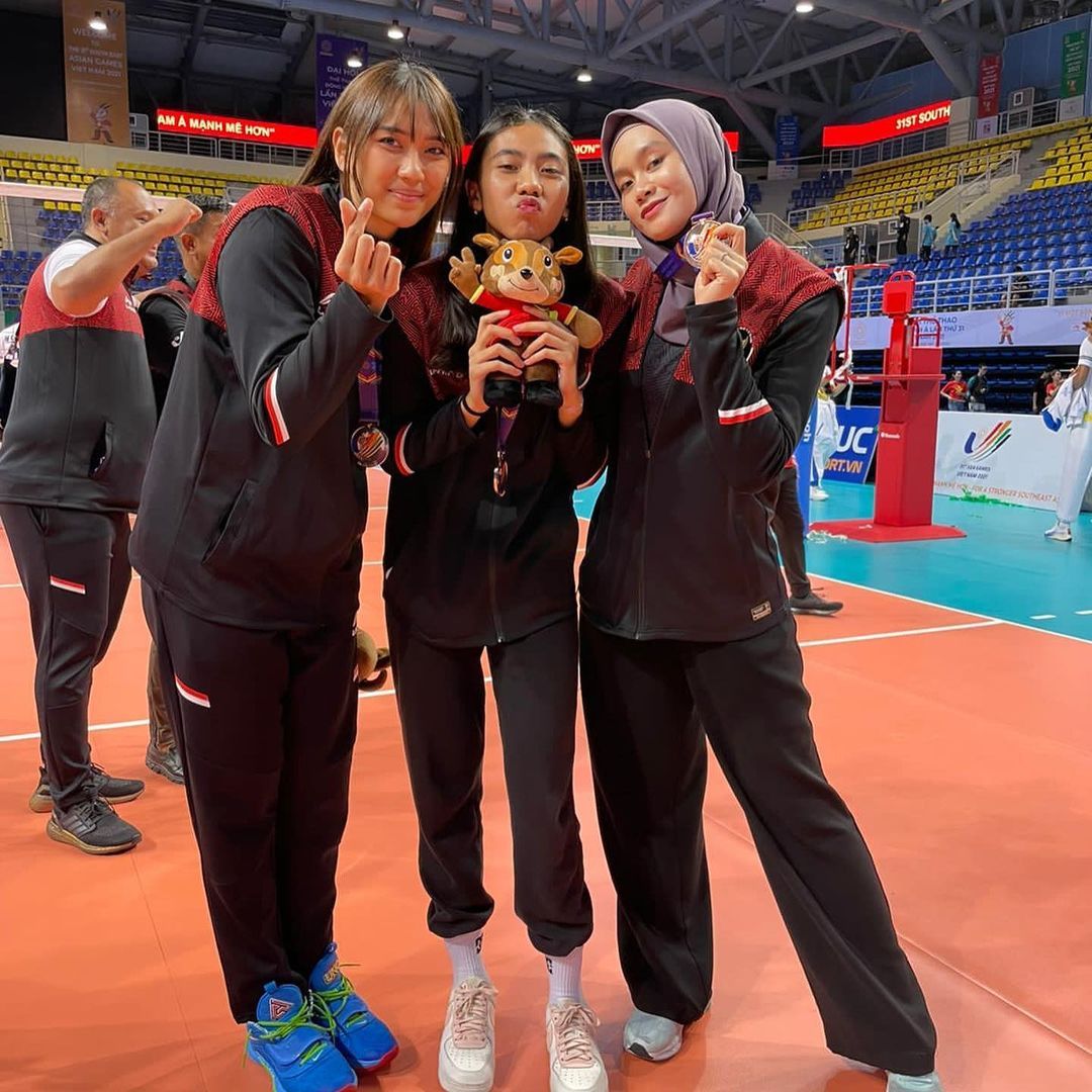 Pose Cantik Yolla Yuliana, Shintia Alliva Mauludina, dan Wilda Nurfadhilah usai raih medali perunggu SEA Games 2022.