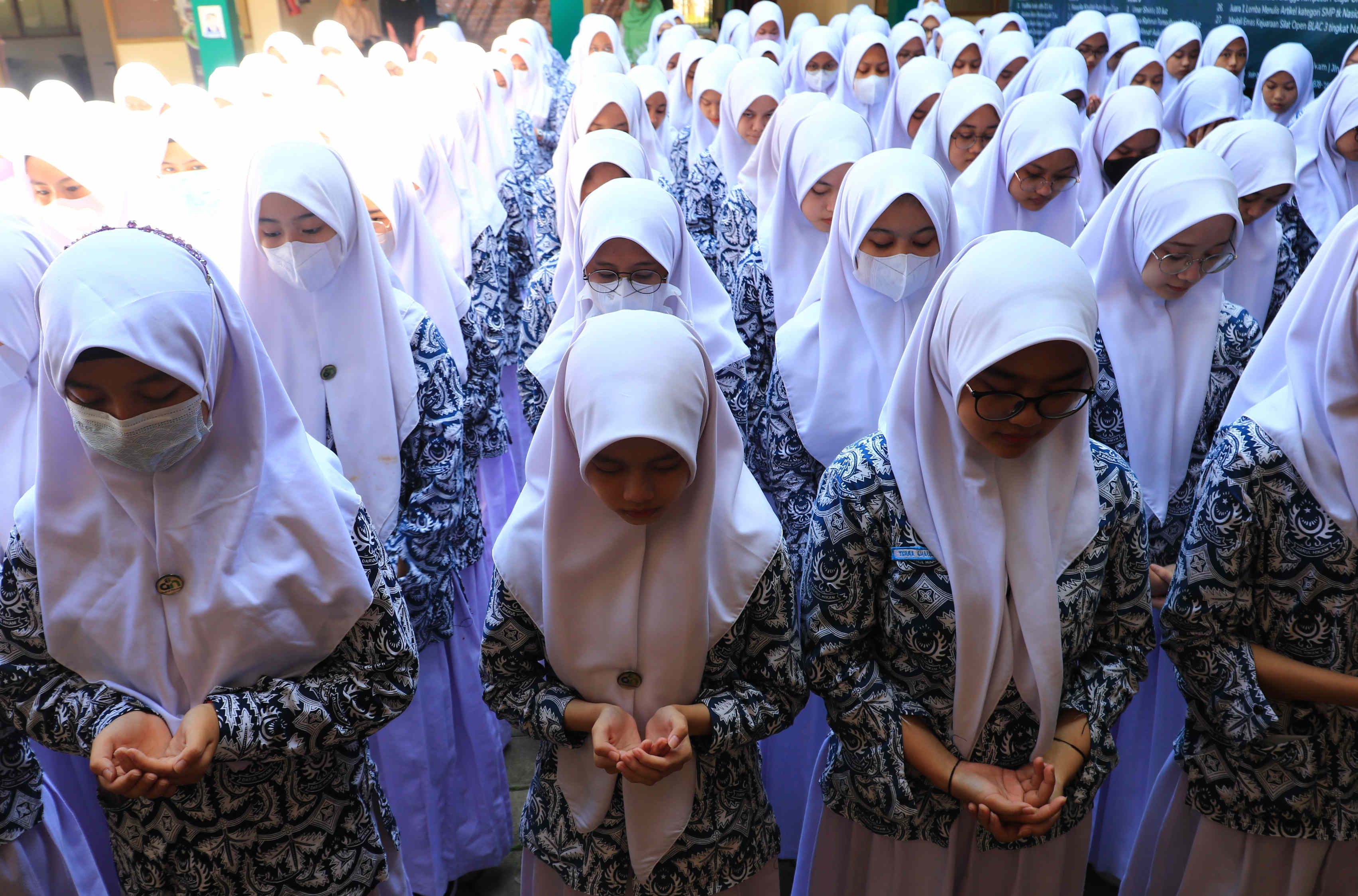 Ratusan siswa SMP Darul Hikam menggelar doa bersama untuk Emmeril Khan Mumtadz, putra Gubernur Jabar Ridwan Kamil, di SMP Darul Hikam, Jalan Juanda, Kota Bandung, Jumat, 27 Mei 2022.