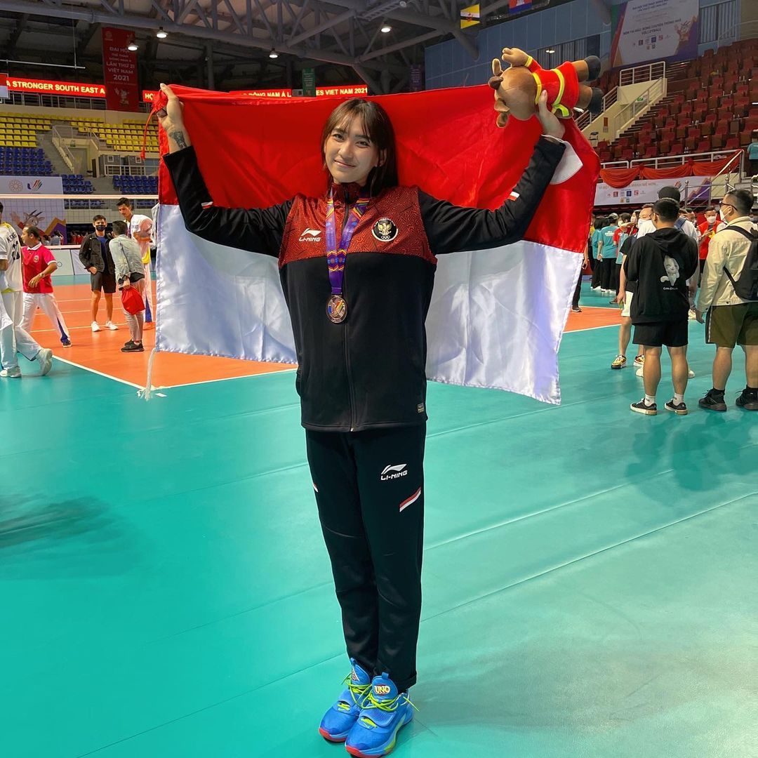 Pose Cantik Yolla Yuliana Memegang Bendera Indonesia