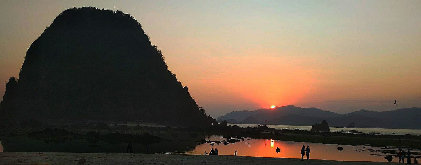 Melancong ke Pantai Pulau Merah, Banyuwangi, Surga Tersembunyi di Ujung Daratan Pulau Jawa