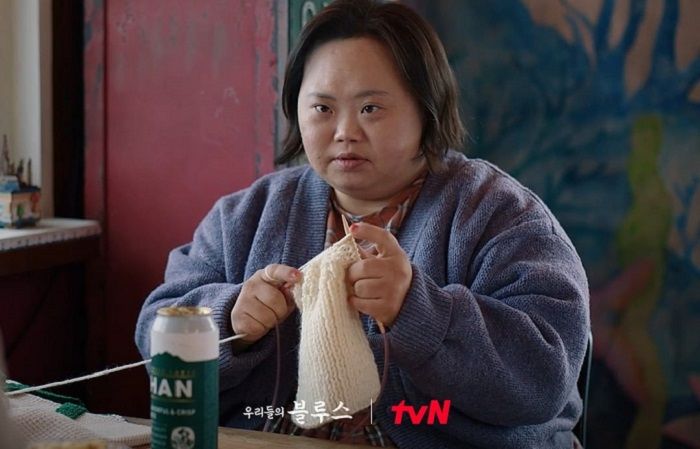 Drama Korea Our Blues yang tayang malam ini di Netflix munculkan karakter orang dengan down syndrome bernama Lee Yeong Hui yang diperankan aktris Jung Eun Hye.