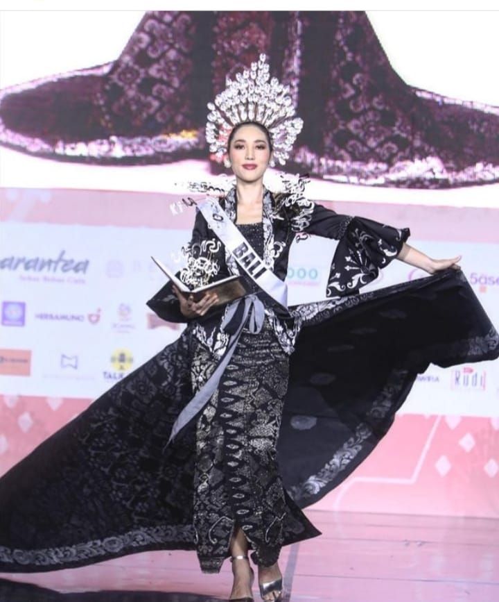 7 Potret Laksmi Shari De Neefe Suardana,Puteri Indonesia 2022 yang Pukau Juri dengan Look Cantik dan Smart