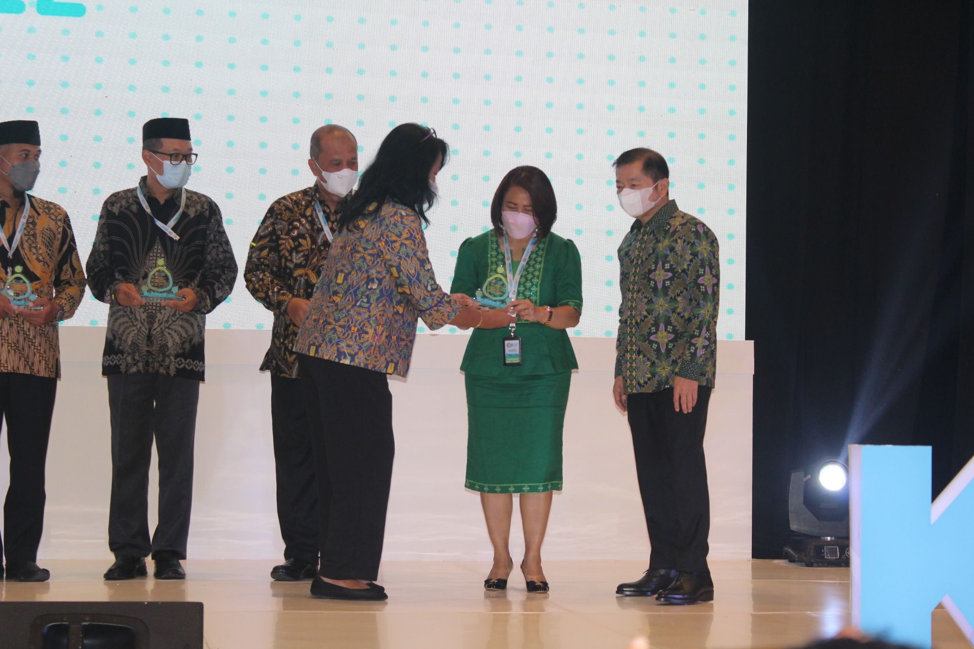 Ketua TP Kabupaten Manggarai menerima penghargaan dengan kategori  "Inovasi Kepemimpinan Perempuan Dalam Pembangunan Sanitasi Yang Kesetaraan Gender dan Inklusi".