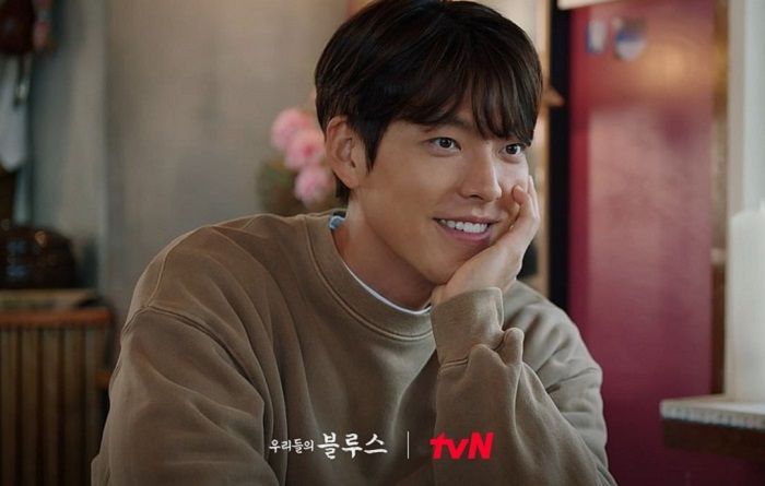 Comeback dengan drama Korea Our Blues yang tayang tiap Sabtu dan Minggu di Netflix, Kim Woo Bin perankan sosok kekasih Han Ji Min.