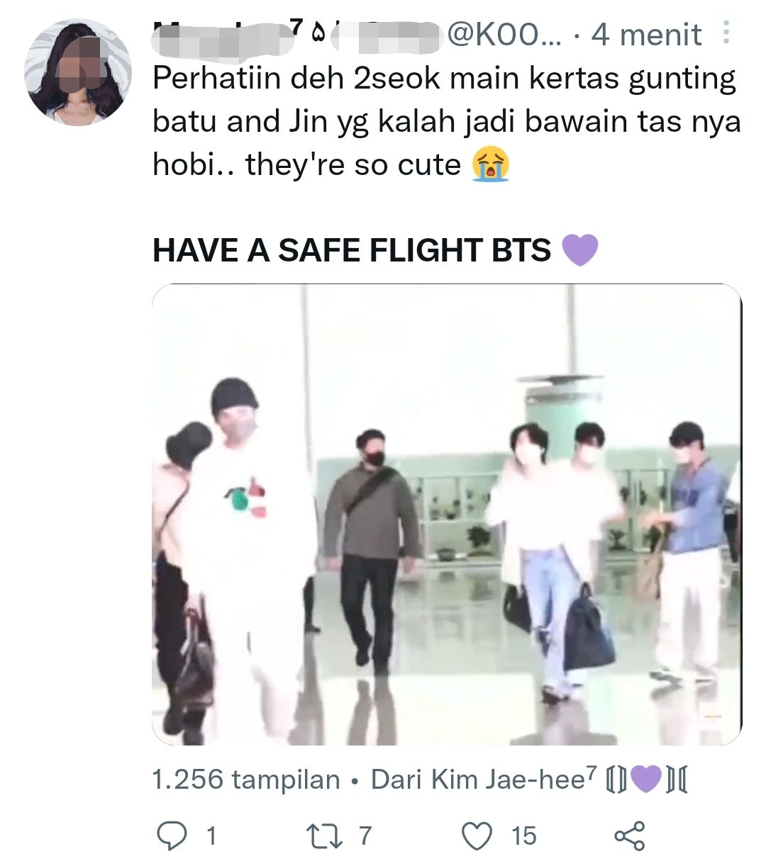 Jin dan J-Hope bermain gunting batu kertas (gambar paling kanan, J-Hope pakai baju biru) di Bandara Incheon, Seoul, Korea Selatan pagi ini, Minggu, 29 Mei 2022./Twitter
