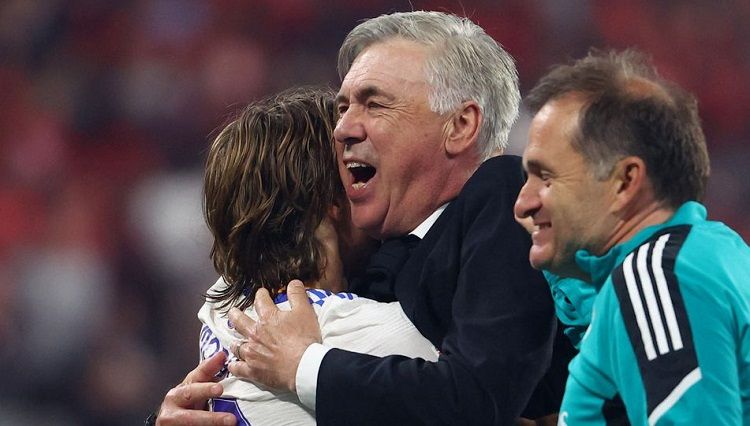 Pelatih Real Madrid Carlo Ancelotti melakukan selebrasi bersama Luka Modric usai menjuarai Liga Champions.