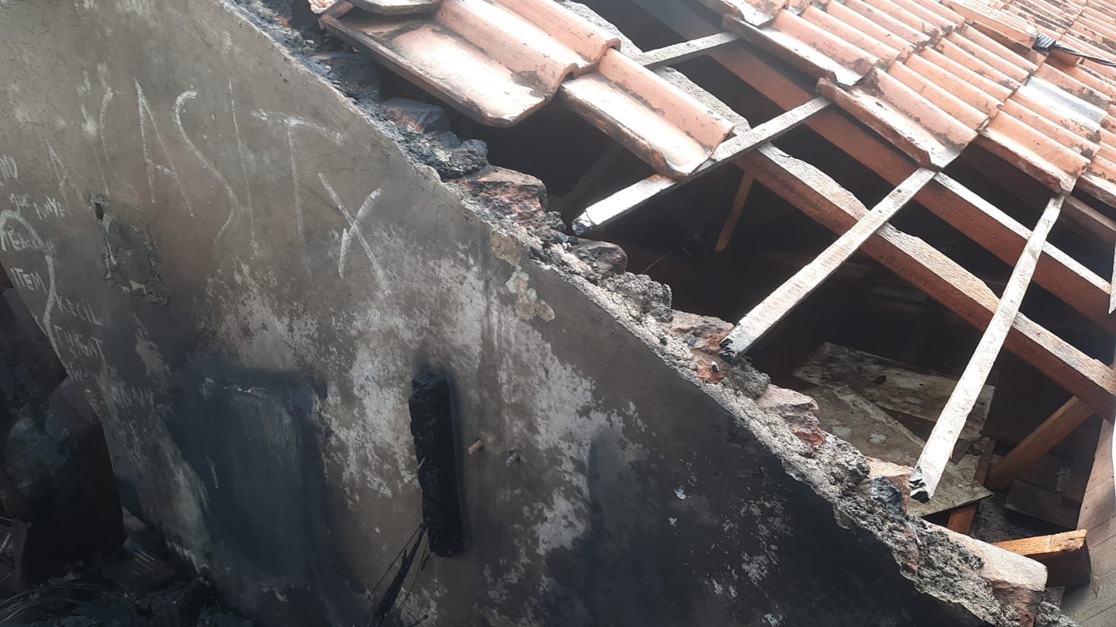 Atap rumah di Jalan Sindangsari Kelurahan Cipadung Kulon, Kecamatan Panyileukan Kota Bandung rusak berat dilahap api pada MInggu, 29 Mei 2022.