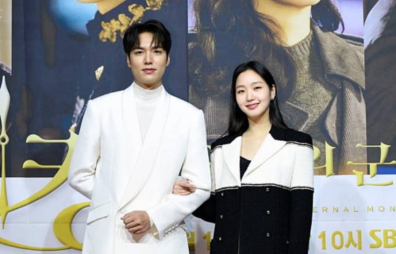 Gaya Kim Go Eun saat konferensi pers ‘The King of Eternal Monarch’ bareng Lee Min Ho.