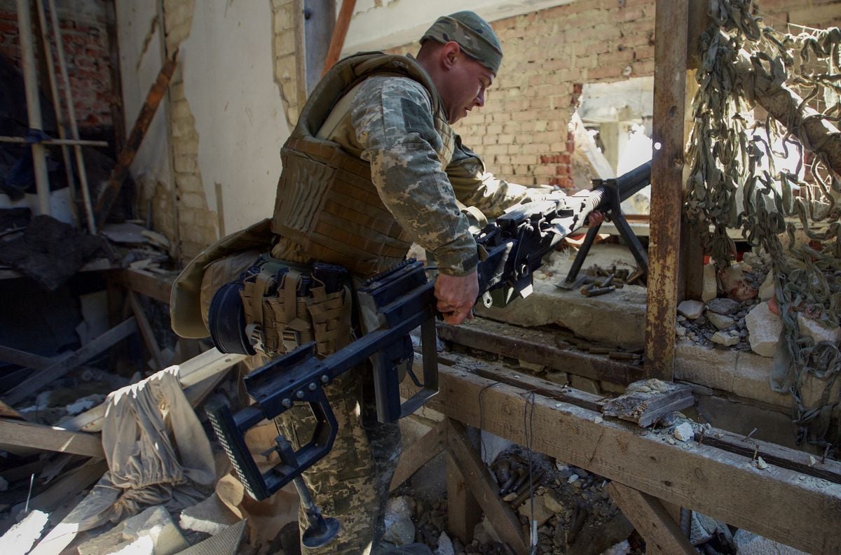 Seorang prajurit Ukraina menyiapkan senapan anti-material di suatu posisi, saat serangan Rusia di Ukraina berlanjut, di kota Marinka, di wilayah Donetsk, Ukraina 28 Mei 2022. 