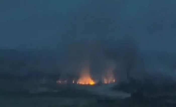 Rekaman menunjukkan ledakan gudang amunisi Rusia di dekat Bakhmut akibat serangan artileri Ukraina.*  