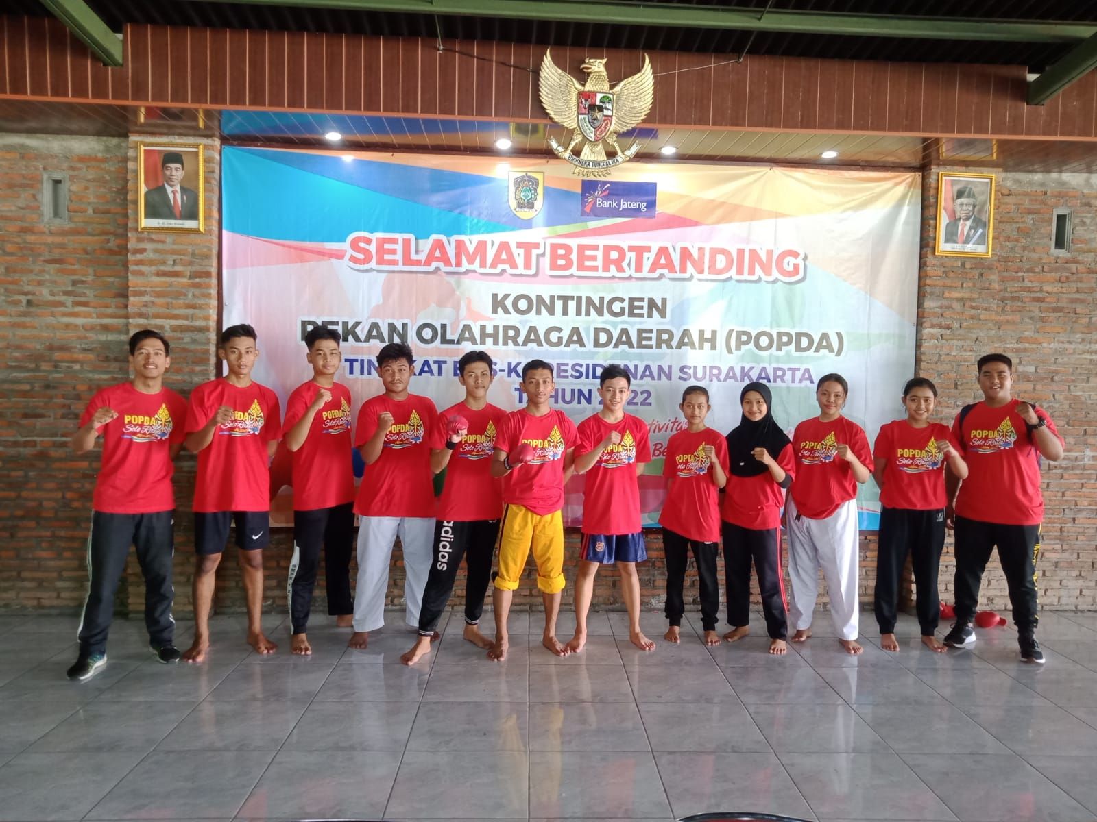 Rizky Aprilia (keempat dari kanan) berhasil meraih juara 2 pada Pekan Olahraga Pelajar Daerah (Popda) eks Karesidenan Surakarta 2022.