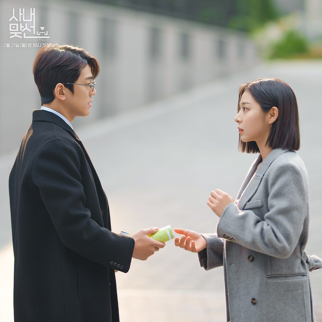Kim Min Kyu dan Seol In Ah di drama Korea ‘A Business Proposal’.
