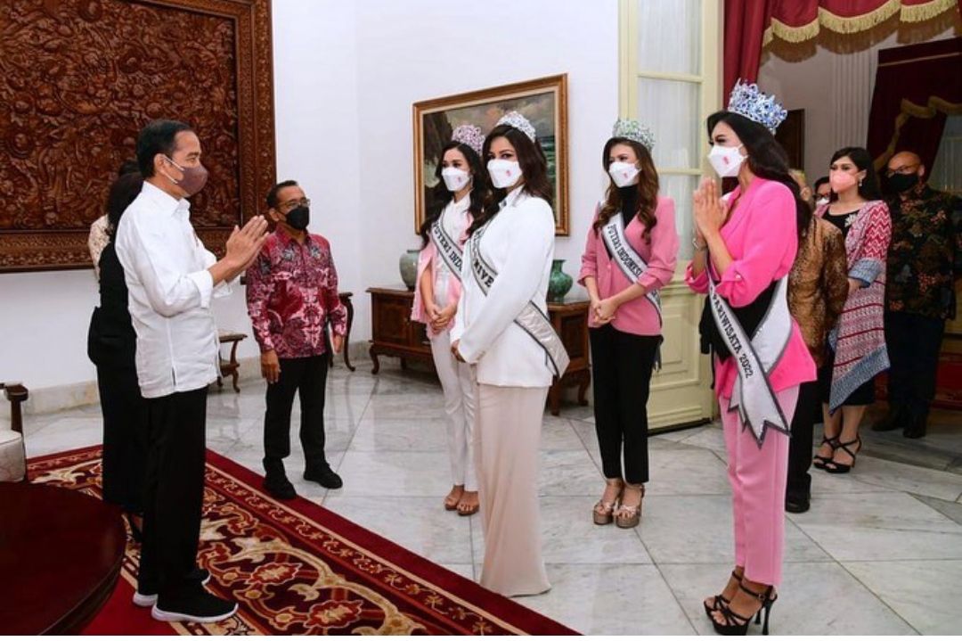 Potret Presiden Jokowi saat menyambut kunjungan dari rombongan Miss Universe dan Puteri Indonesia