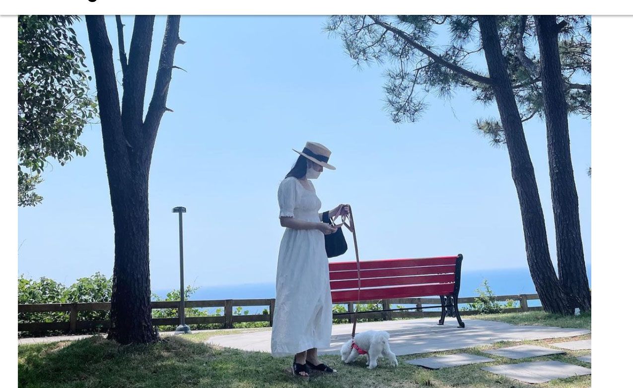 Salah satu postingan dimana Son Ye Jin dalam gaun putih flowy di Instagram. 