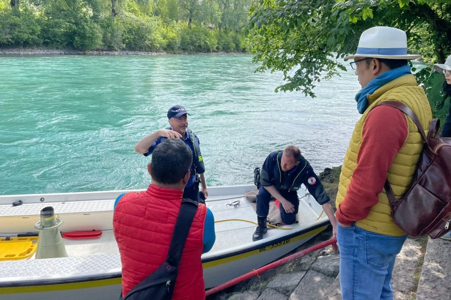 Gubernur Jawa Barat Ridwan Kamil memantau pencarian anak sulungnya di Sungai Aare, Kota Bern, Swiss. Pencarian Eril hari keempat makin ditingkatkan, Tim SAR gunakan perahu dengan rute zig-zag.