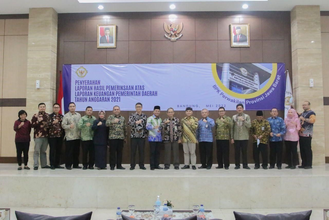 Penyerahan Laporan Hasil Pemeriksaan atas Laporan Keuangan Daerah Kota Bandung tahun 2021 oleh BPK Perwakilan Jawa Barat, di Gedung Aula BPK Jabar, Sabtu, 21 Mei 2022 lalu./dok.IST
