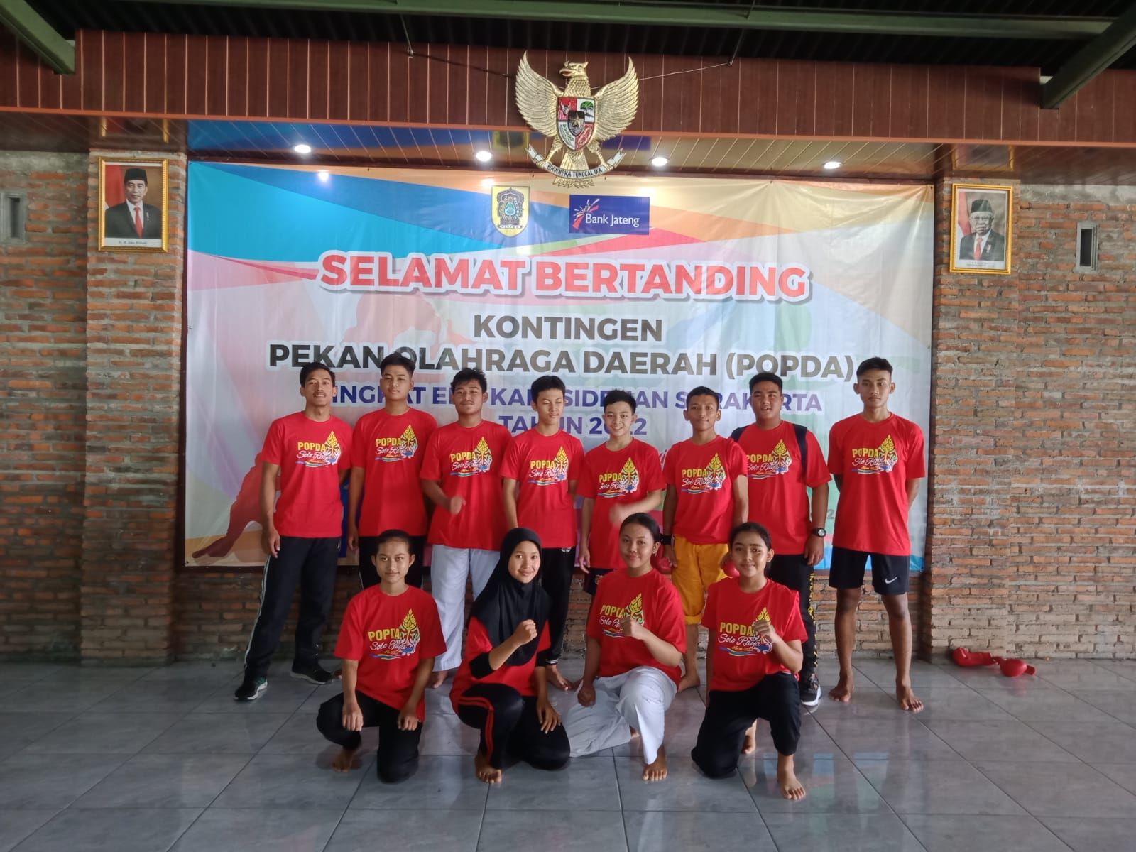 Rizky Aprilia (baris depan kedua dari kiri) bersama kontingen karate Klaten Popda eks Karesidenan Surakarta 2022.