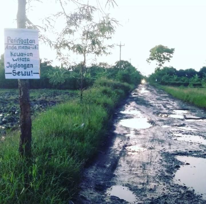 Keluhkan Jalan Rusak, Warga di Danasari Pemalang Pasang Flayer 'Anda Memasuki Kawasan Wisata Jeglongan Sewu'