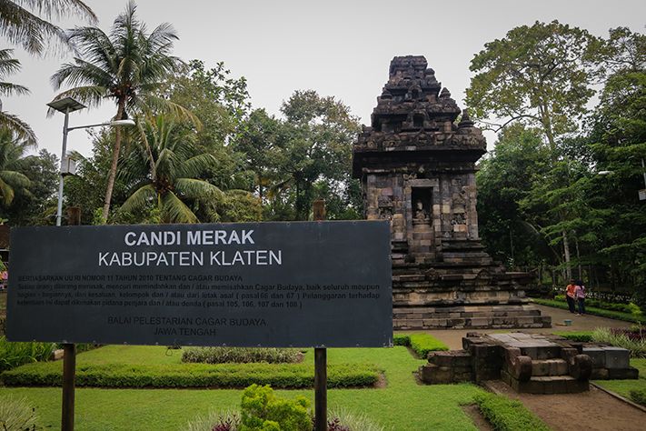 Ada banyak destinasi wisata sejarah berupa bangunan candi di Klaten yang menarik untuk dikunjungi. Salah satunya adalah Candi Merak.
