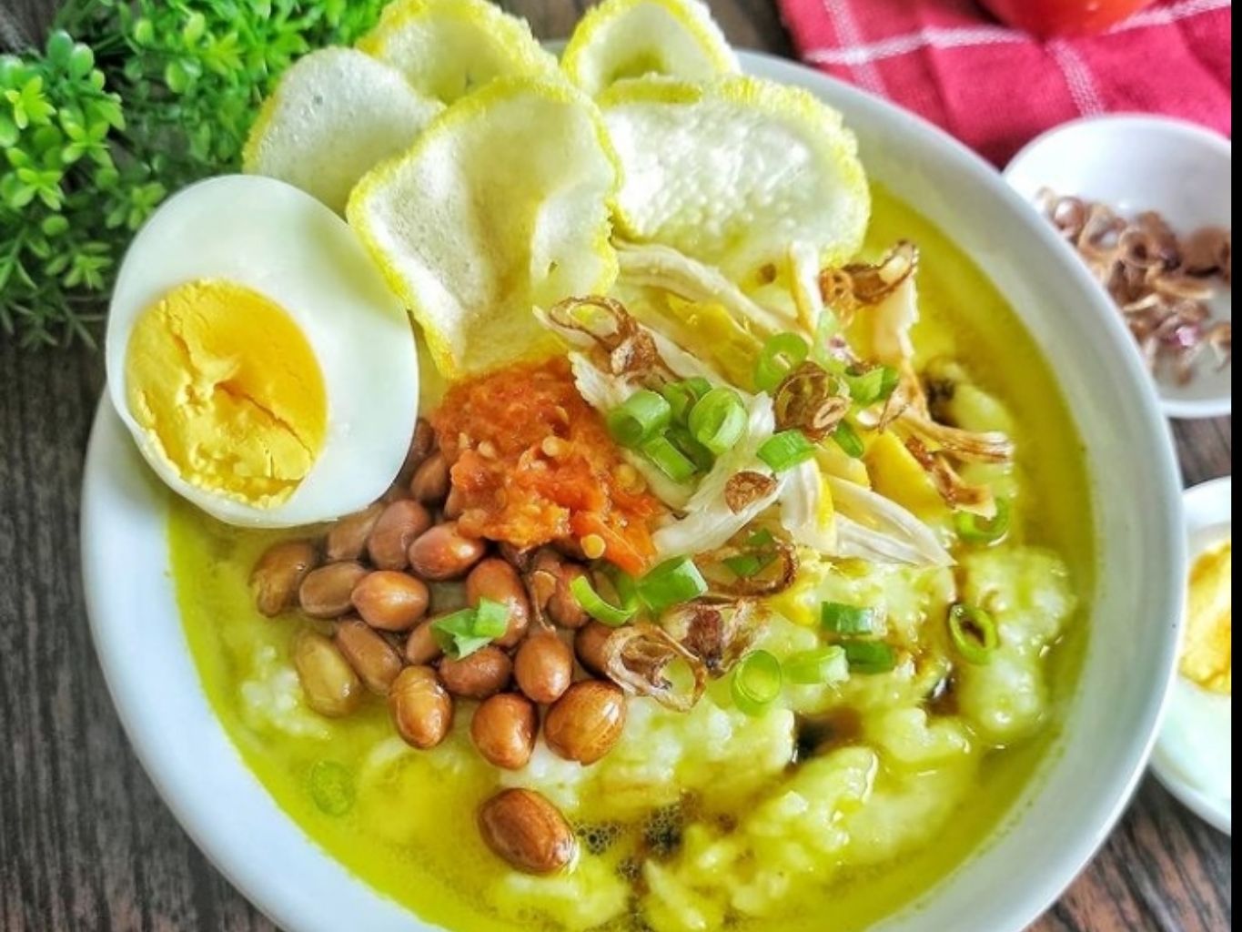 Bubur ayam, menu sarapan khas Indonesia.