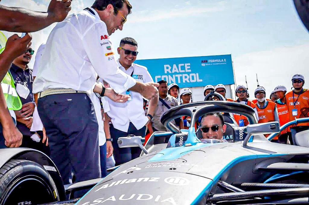 Anies Baswedan saat mencoba kemudi dari mobil Formula E
