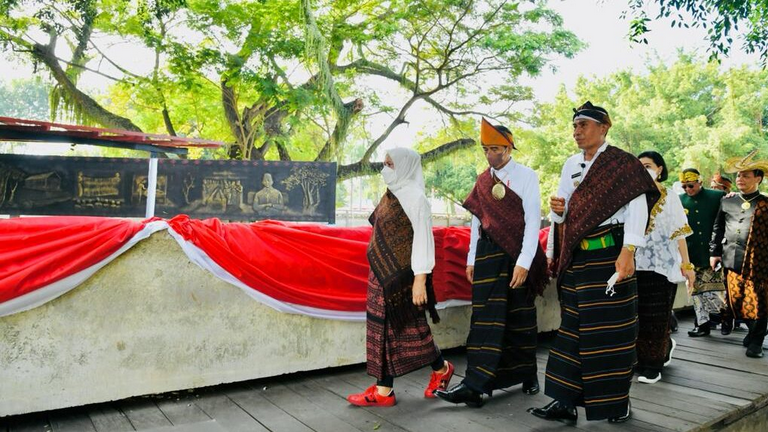 Presiden Joko Widodo beserta Ibu Iriana Joko Widodo mengunjungi Taman Renungan Bung Karno, di Kabupaten Ende, Provinsi Nusa Tenggara Timur, pada Rabu, 1 Juni 2022. Foto: BPMI Setpres/Laily Rachev.