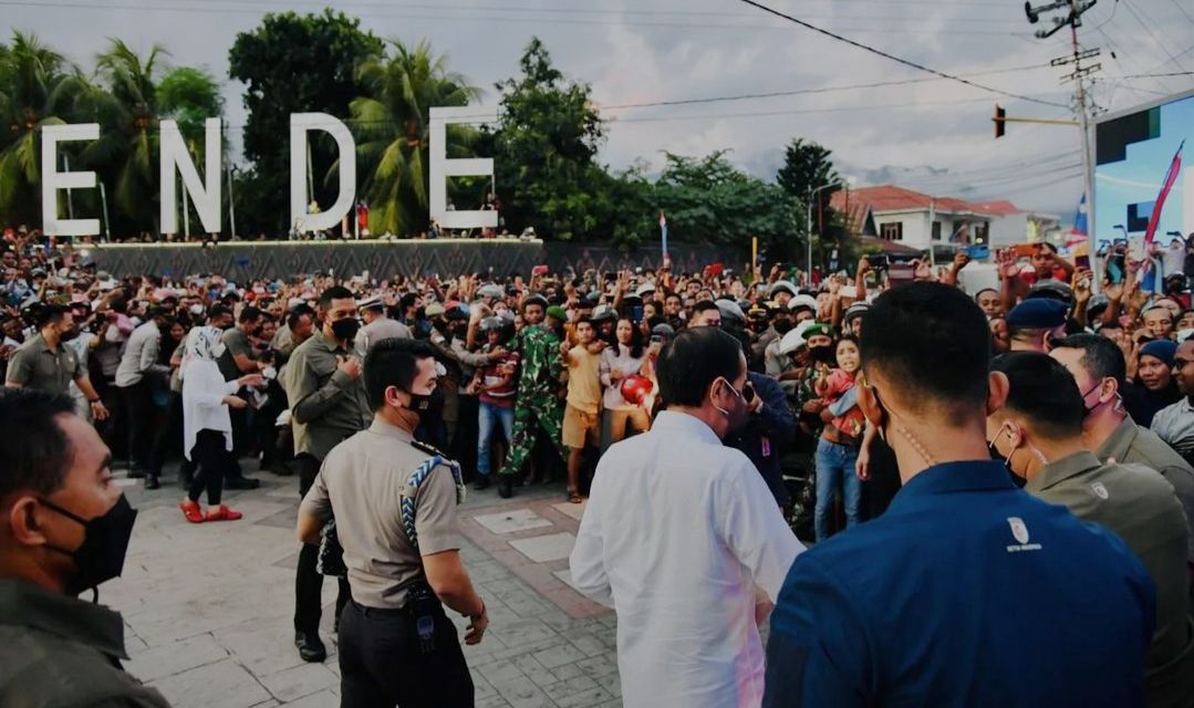 Kehadiran Presiden Jokowi disambut warga di Simpang Lima, Ende, Flores. 