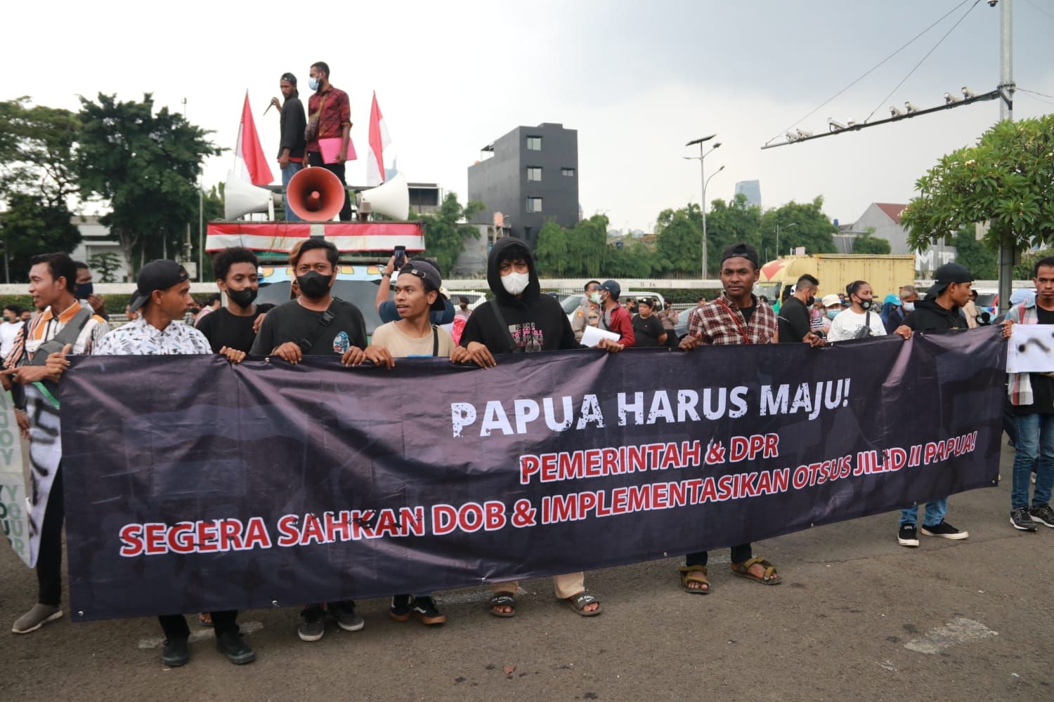 Konferensi Mahasiswa Papua (KMP) Jabodetabek menggelar aksi damai mendesak DPR RI dan pemerintah pusat.