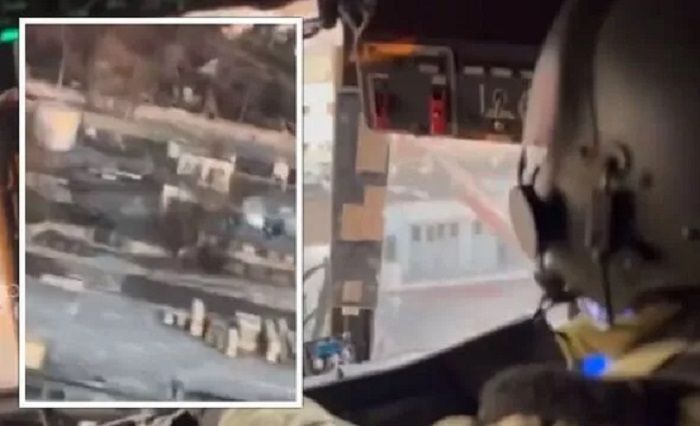 Pilot Ukraina memfilmkan misi pasokan mereka untuk pabrik baja Azovstal.*  