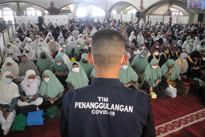 CALON jemaah haji dari Kota Bandung mengikuti kegiatan pembekalan ibadah haji yang di gelar di Masjid Pusdai, Jalan Diponegoro, Kota Bandung, Kamis, 2 Juni 2022./Darma Legi/Galamedia