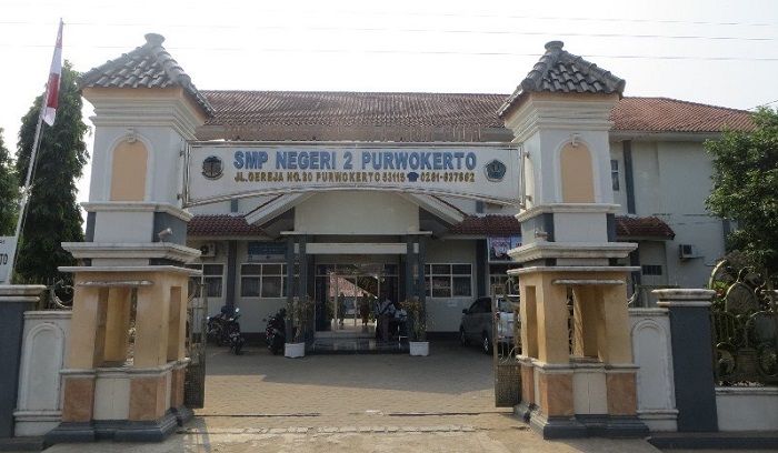 SMP Negeri 2 Purwokerto salah satu SMP terbaik di Kabupaten Banyumas, Jawa Tengah.