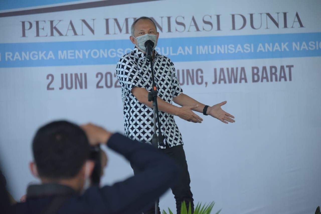 Sekda Jabar, Setiawan Wangsaatmaja saat menghadiri Puncak Gebyar Pekan Imunisasi Dunia, menyongsong Bulan Imunisasi Anak Nasional 2022 di Halaman PT Biofarma, Kota Bandung, Kamis 2 Juni 2022. 