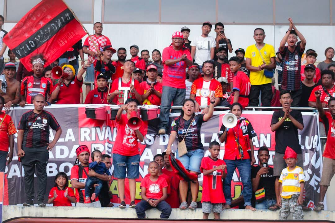 Suporter tim Persipura ( The Comen's ) dari Tribun Liverpool Stadion Mandala Jayapura - Papua