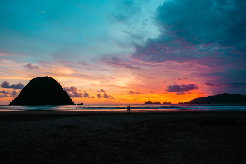 Wisata Pantai Pulau Merah adalah pantai eksotis yang terdapat di wilayah Banyuwangi Provinsi Jawa Timur.
