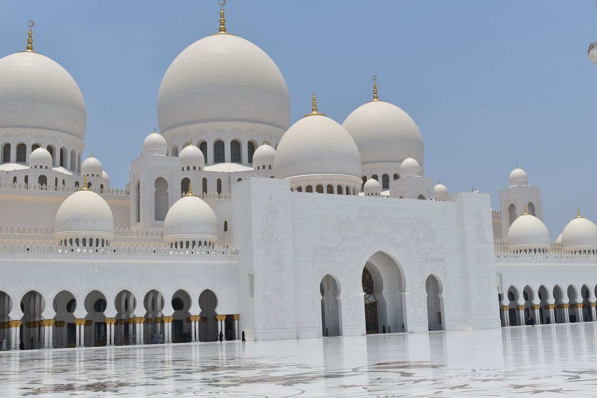 Арабские здания. Мечеть Зайда в Абу Даби. Мечеть Абу Эль-Аббаса. Белая мечеть в Абу-Даби. Голубая мечеть Абу Даби 2023.