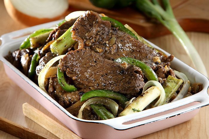 Ilustrasi Olahan daging sapi praktis bisa dicoba di rumah yaitu resep tumis daging sapi bumbu saus tiram.