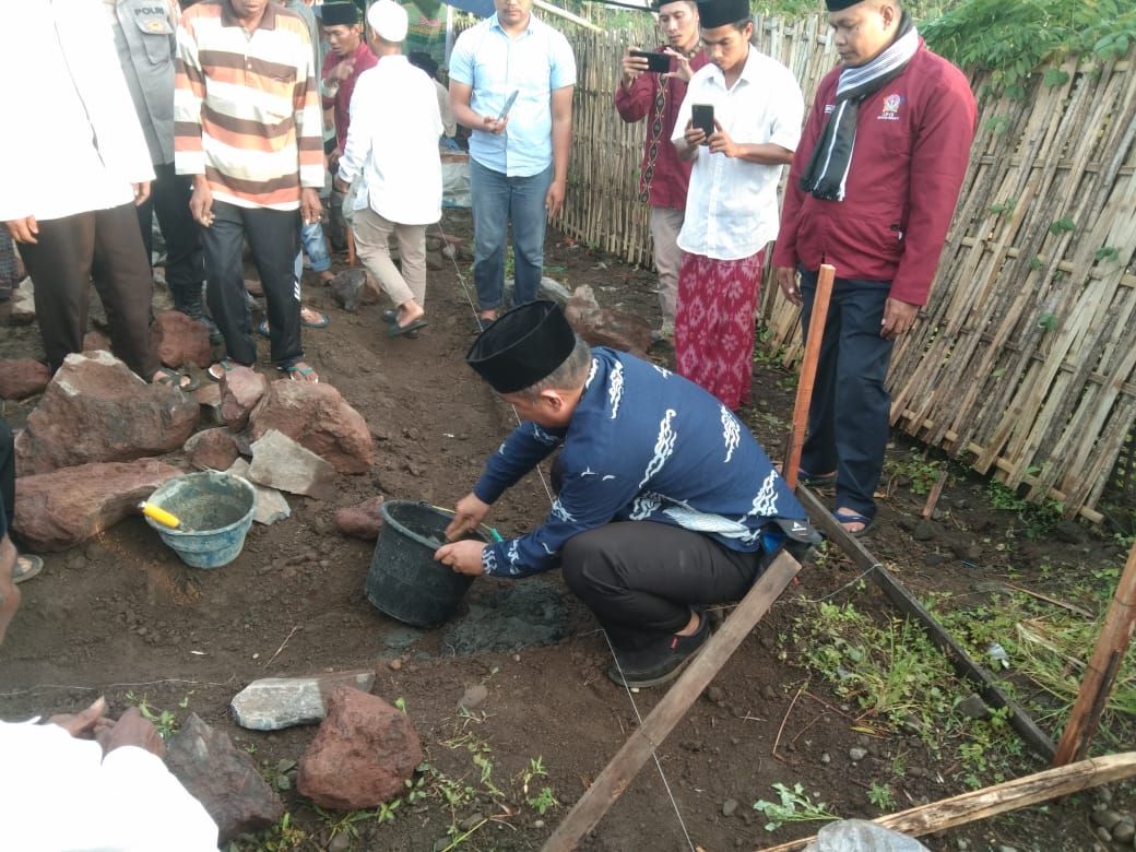Perwakilan dari pemerintah kabupaten Lombok Timur turut meletakkan batu pertama pembangunan TPQ Al Hadi secara simbolis.