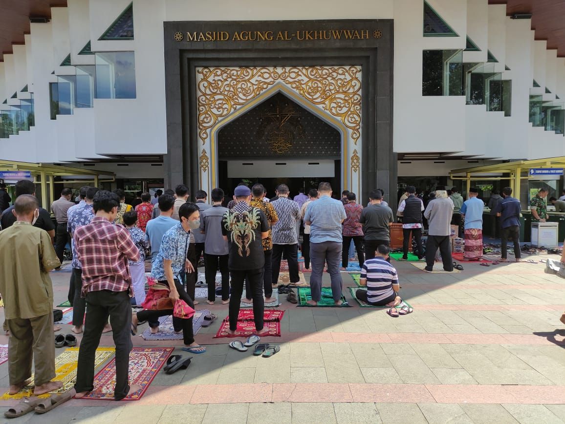 Jemaah Masjid Al Ukhuwah Kota Bandung melaksanakan Sholat Gaib untuk Emmeril Kahn Mumtadz, anak pertama Ridwan Kamil yang dinyatakan meninggal dunia di Sungai Aare, Swiss, Jumat 3 Juni 2022.