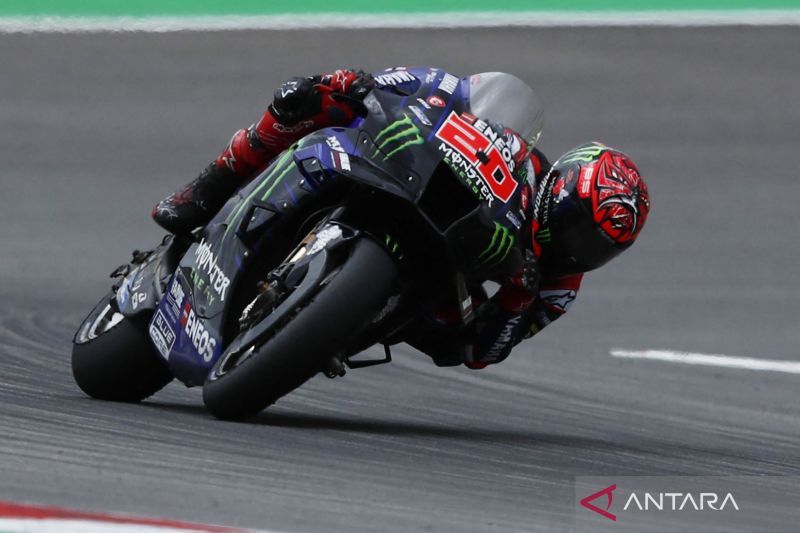 Pebalap tim Monster Energy Yamaha MotoGP Fabio Quartararo memacu kuda besinya dalam laga MotoGP Portugal di Algarve International Circuit, Portimao, Portugal, Minggu 24 April 2022.           