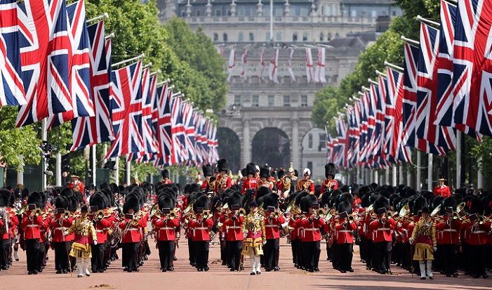 Anggota pasukan Penjaga Kaki Divisi Rumah Tangga berbaris kembali di sepanjang The Mall selama parade Trooping the Color sebagai bagian dari perayaan Queen's Platinum Jubilee di London, Inggris, 2 Juni 2022.