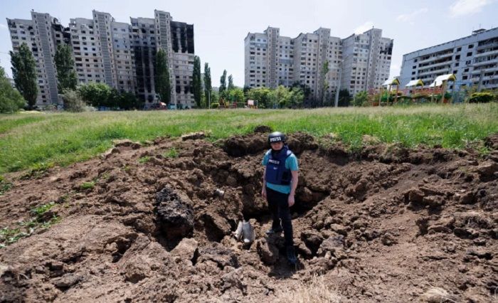 Jurnalis The Sun mengamati pembantaian di sebagian besar wilayah Kharkiv, tempat rudal Rusia mendarat di area bermain anak-anak.*  