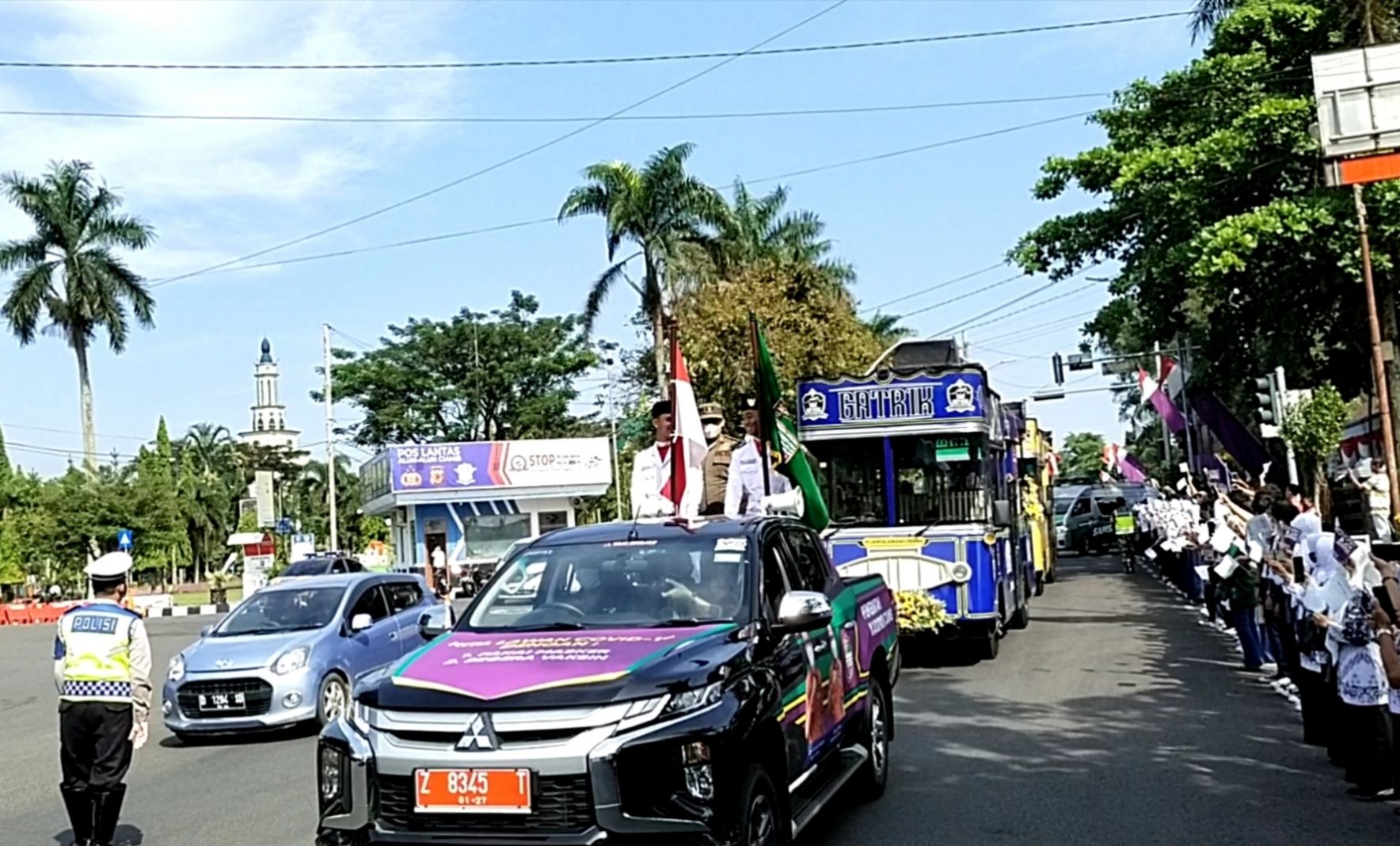 Rombongan "Ngarak Pataka" disambut ribuan warga dan masyarakat saat meninggalkan Pendopo Ciamis menuju Kecamatan Pamarican./Dindin Hidayat
