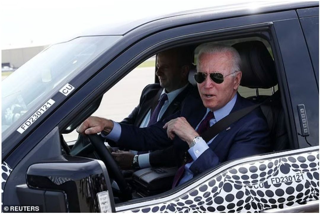 Biden menguji Ford F-150 Lightning truck listrik baru saat ia mengunjungi fasilitas VDAB Ford di Dearborn, Michigan, AS, 18 Mei. 
