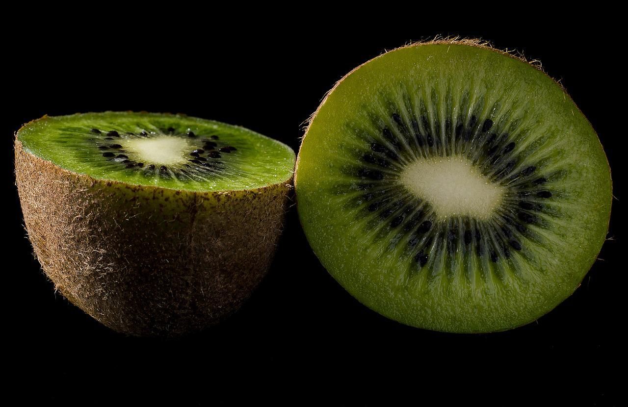 Buah kiwi mengandung segudang manfaat dan nutrisi yang baik bagi kesehatan tubuh.