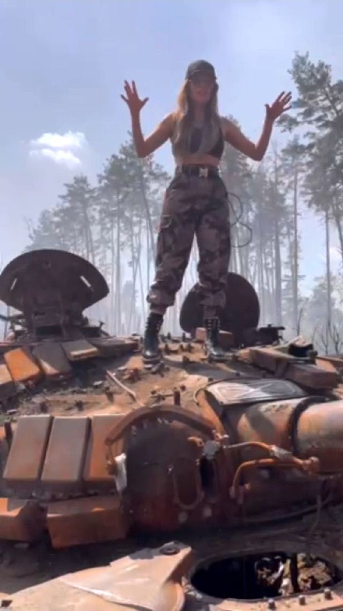 Pose Liziane di atas tank Rusia yang terbakar menyebabkan siksaan online yang harus diterimanya.  