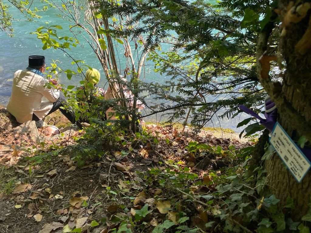 Ridwan Kamil dan Istri, Atalia Praratya serta putrinya, Zara sempat meninggalkan marka pengingat pada sebuah pohon dekat sekitar lokasi Eril terlihat di Sungai Aare, Bern, Swiss.