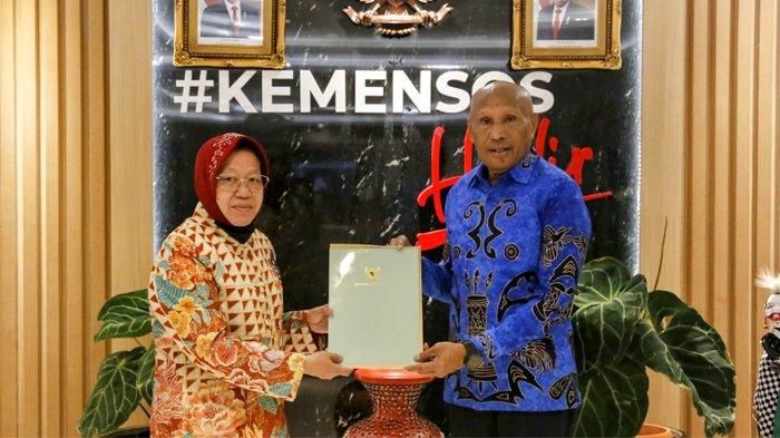 Pengangkatan Putra Terbaik Papua, Benhur Tomi Mano, tertuang dalam Keputusan Mensos Nomor ORPEG.148-V-4552/2022 yang ditandatangani oleh Mensos, Tri Rismaharini 